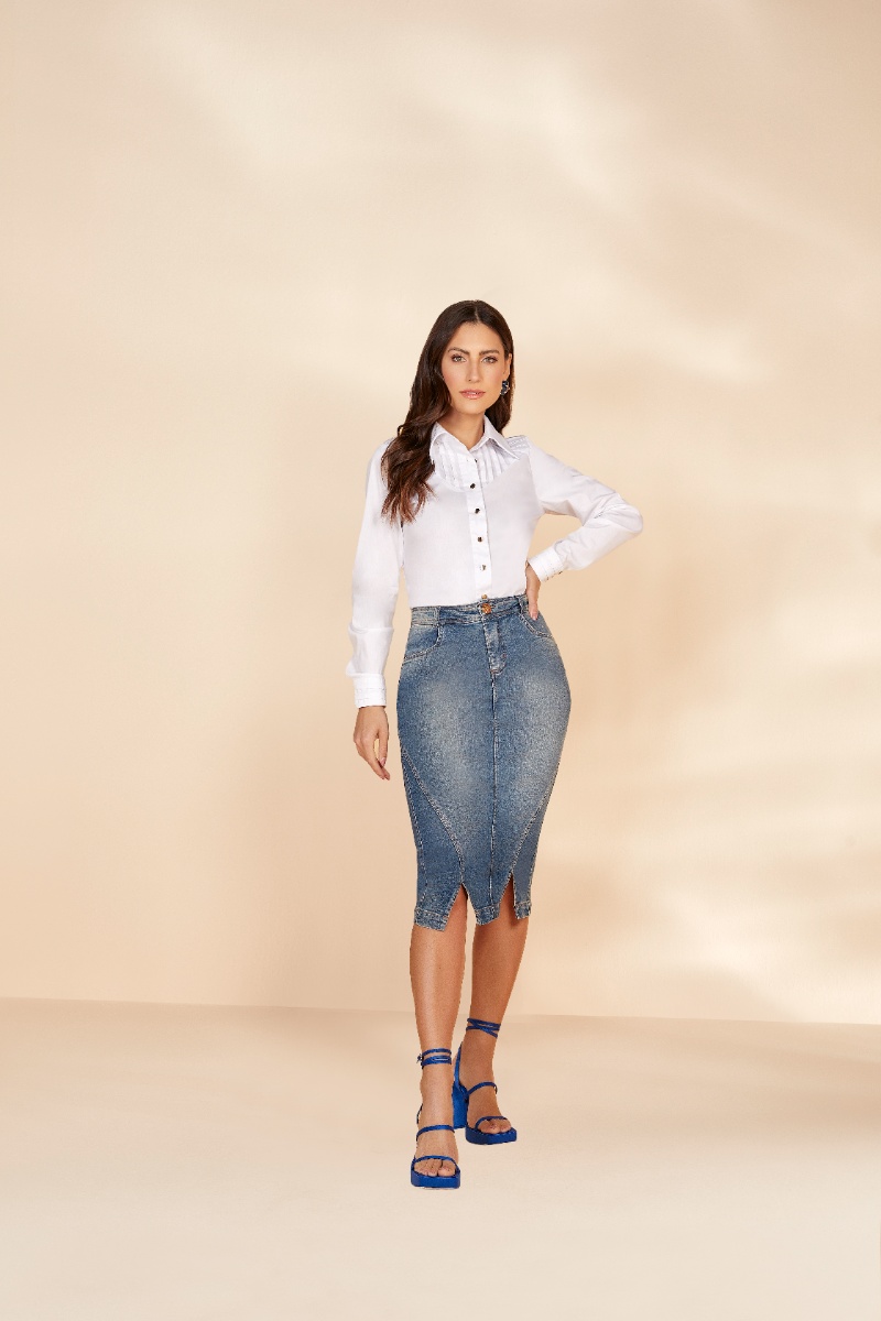 Titanium Jeans - A blogueira Ravane Nayara, mostrou como é fácil compor um  look elegante e sofisticado apenas com a blusa off-white e uma saia com  estampa exclusiva. Para arrematar apostou na